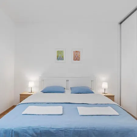 Pilot - With Parking Apartmán